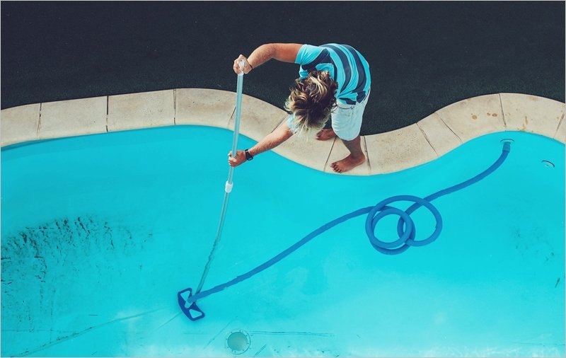 cepillado de las paredes de una piscina